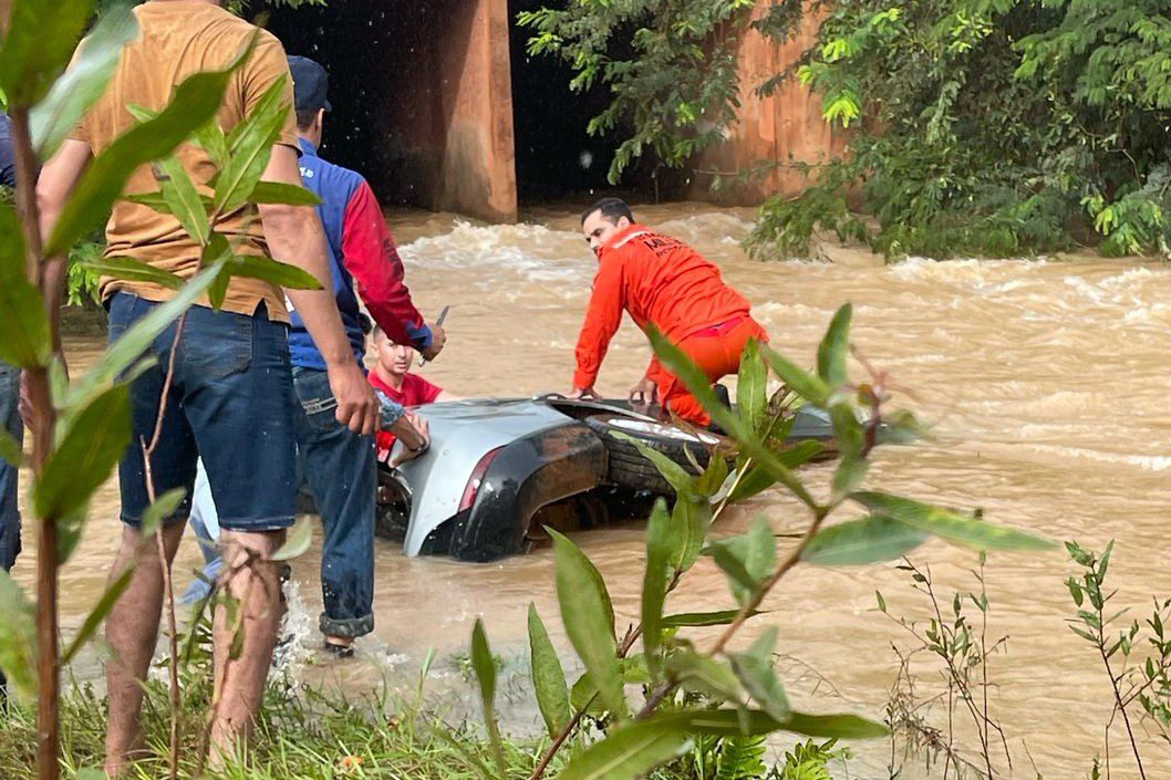 Mãe e filha morrem após carro cair em rio em Cerejeiras, RO
