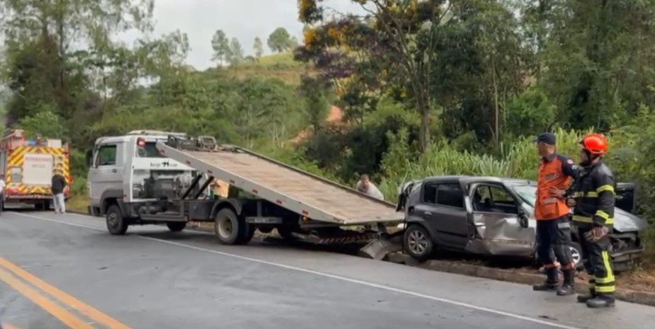 Batida frontal entre ônibus com turistas mineiros e carro deixa 8 feridos na BR-262, no ES