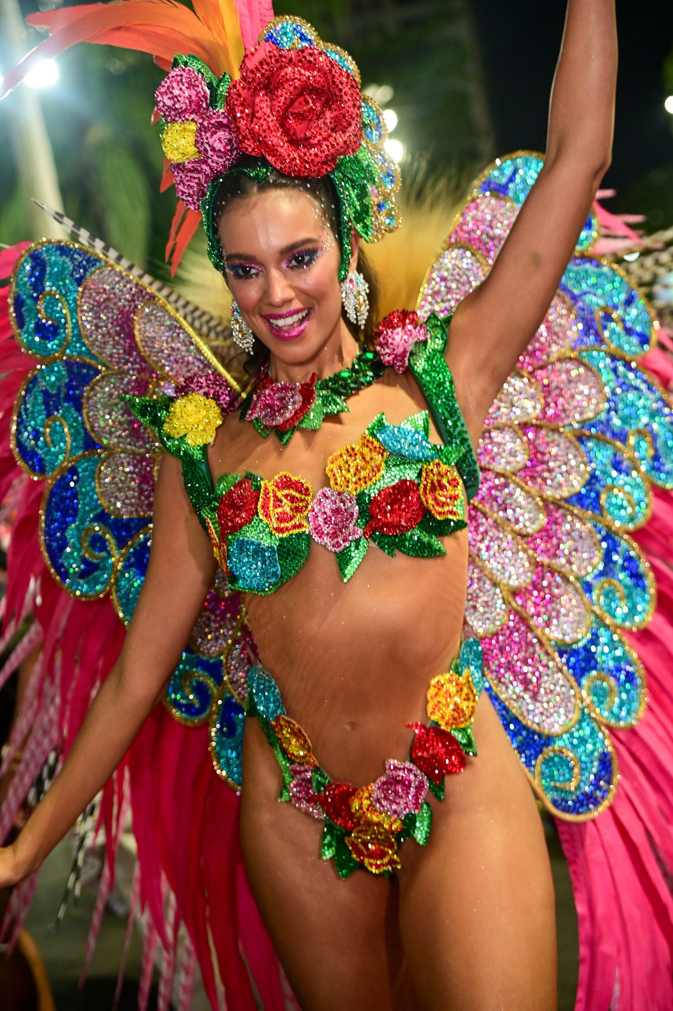 FOTOS: musas da Grande Rio entregam looks no 3º dia de desfiles do carnaval carioca