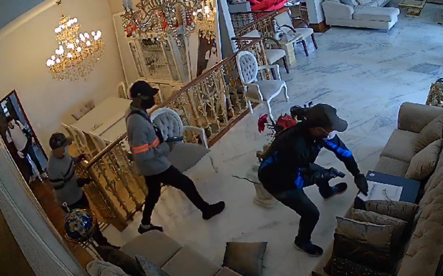 VÍDEO: veja momento em que bando invade casa em bairro nobre de Belo Horizonte