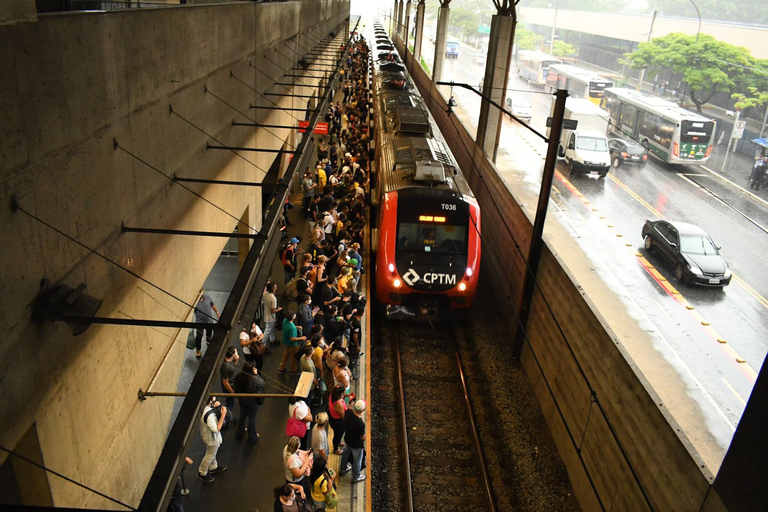 Adolescente de 16 anos é atropelado por trem e morre após pular muro da CPTM para pegar bola em SP