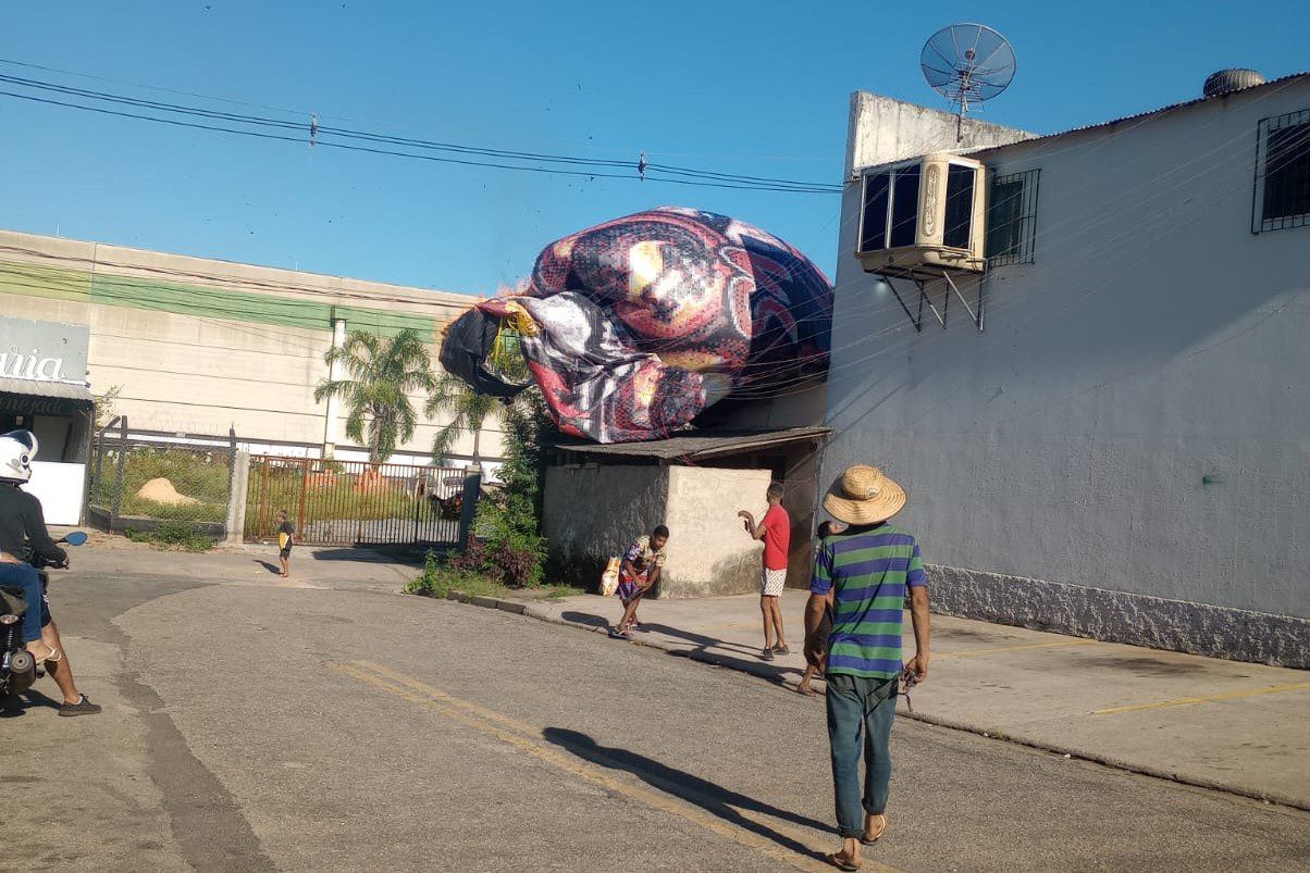 Balão cai em cima de casa e assusta moradora em Votorantim: ‘Senti um quenturão aqui dentro’