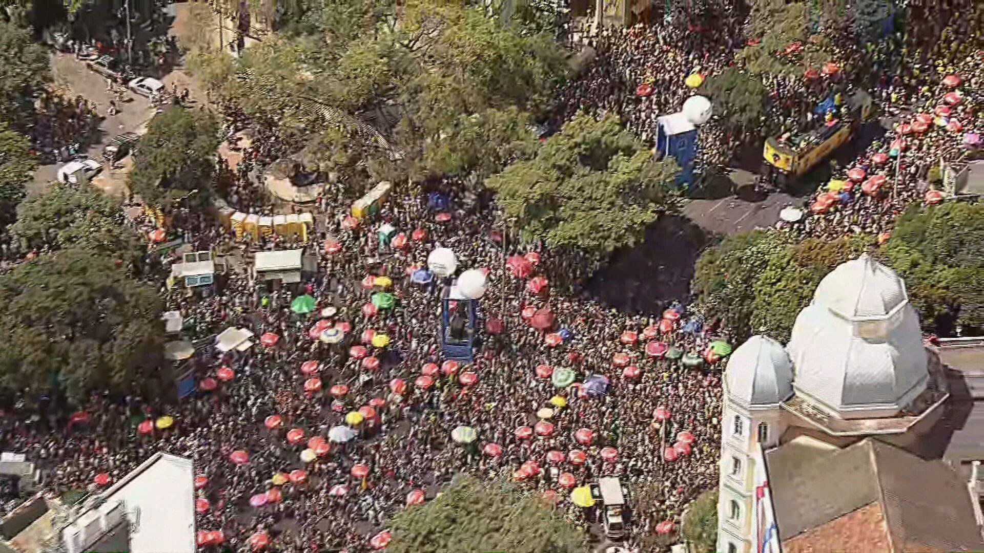 Blocos É o Amô e Angola Janga bombam o Carnaval na tarde deste domingo (2) em BH