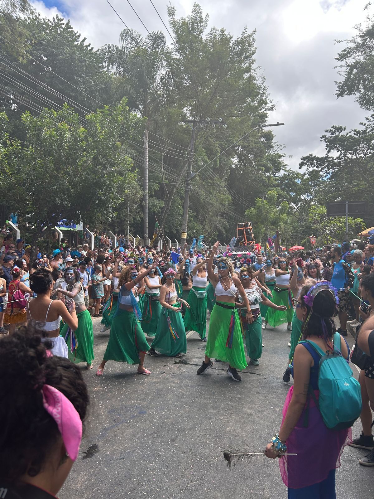 Carnaval zen: Pena de Pavão de Krishna tem piquenique, ciranda e pinturas faciais