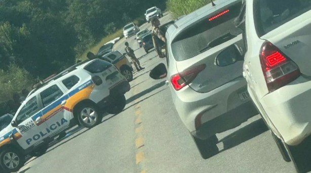 Dois homens são mortos pela PM após fugirem de blitz em Pouso Alegre, MG