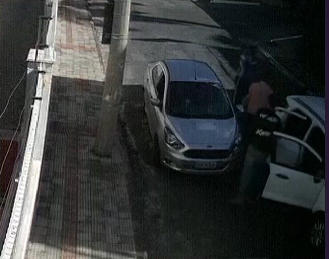 VÍDEO: circuito de segurança mostra momento em que entregador é levado como refém durante roubo