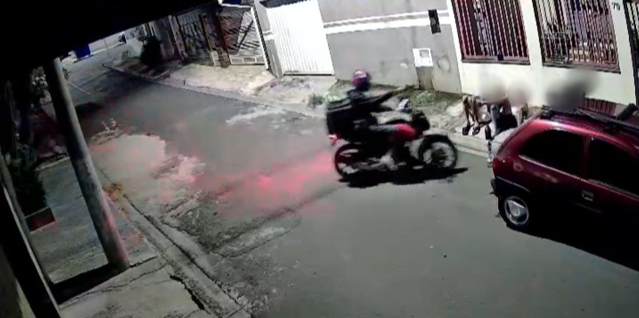 VÍDEO: jovens têm celulares roubados por motociclista na calçada de casa, em Hortolândia