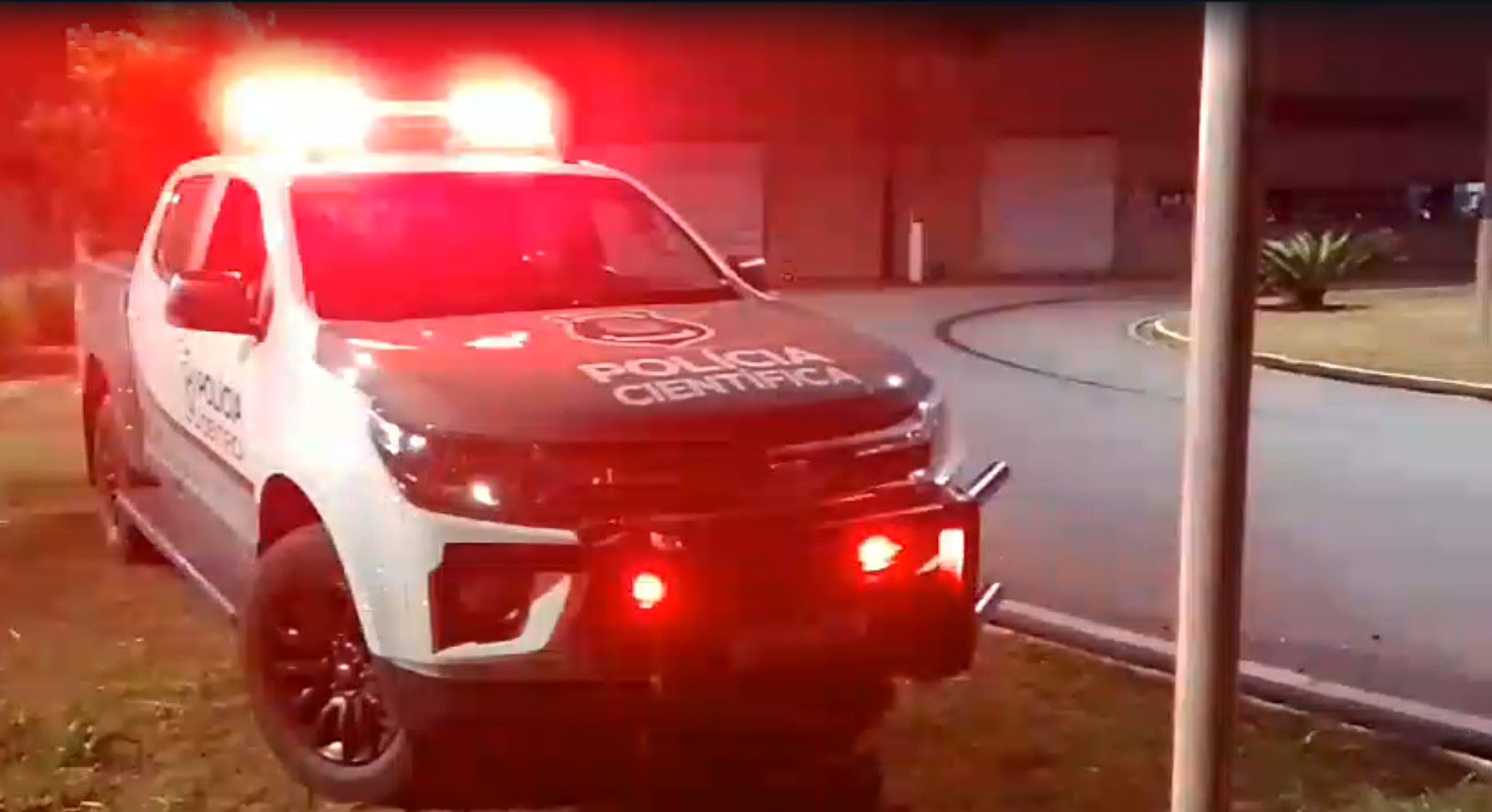 Motociclista fica ferido após atingir carro que fazia conversão irregular em Itapetininga; motorista fugiu