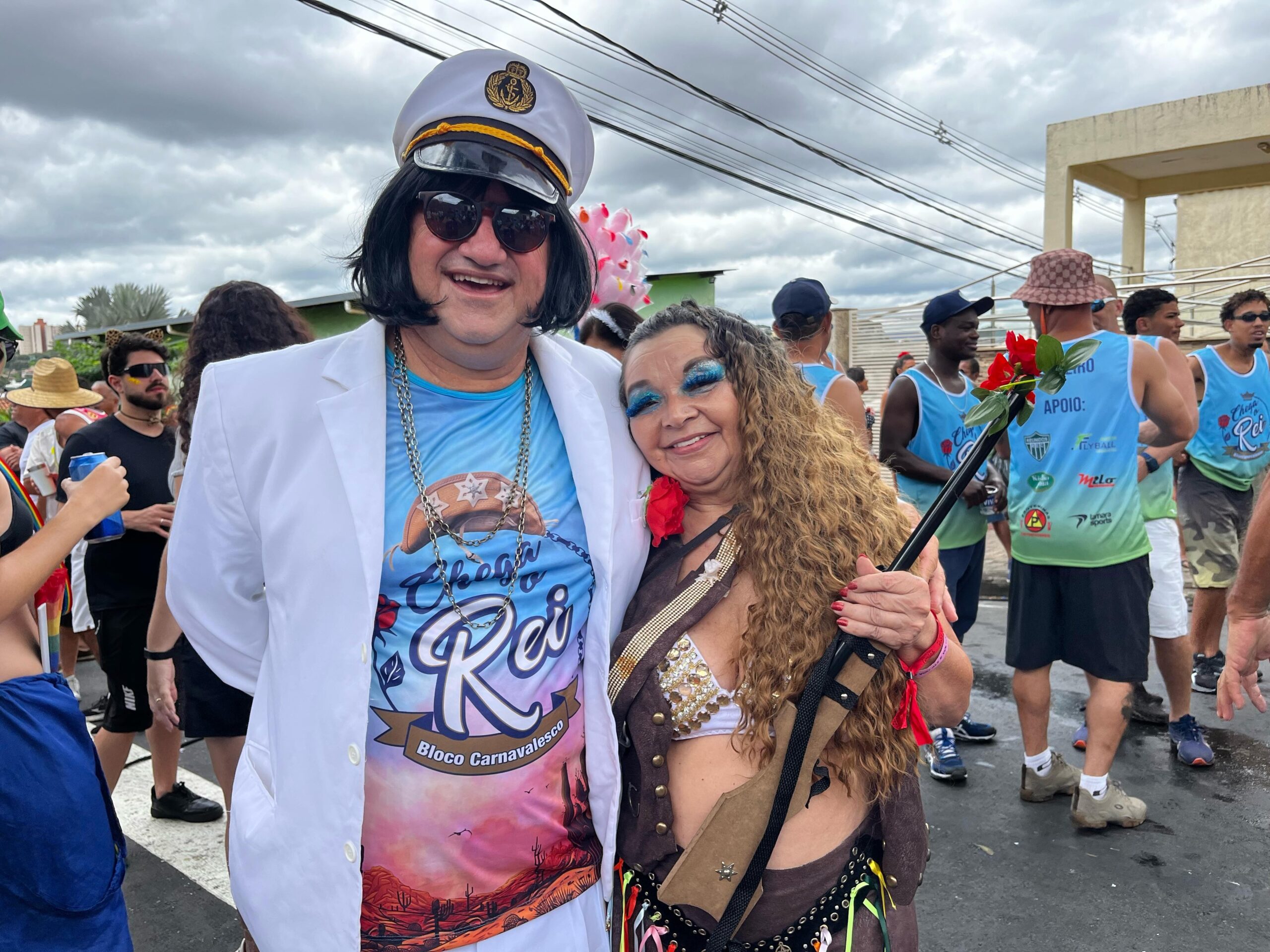 ‘Roberto Carlos’ do carnaval é ovacionado em bloco que o homenageia em BH; teve até rosas para fãs
