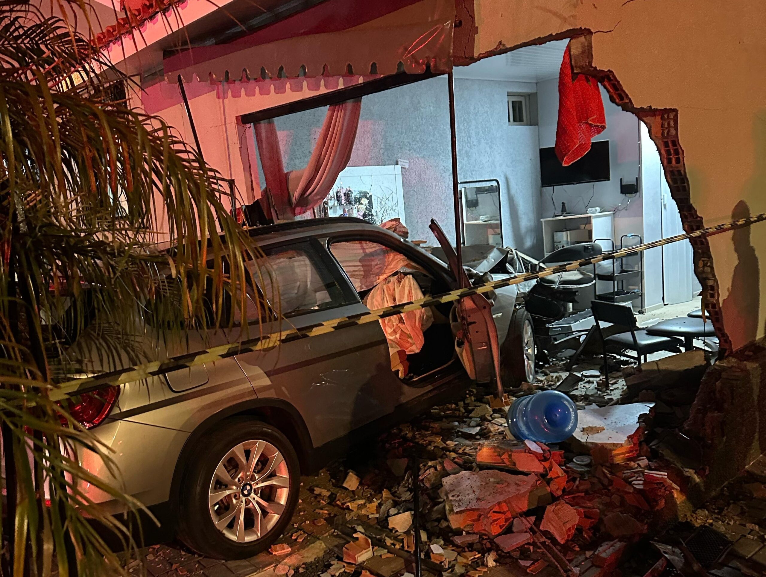 BMW invade salão de beleza anexo a casa, e morador é acordado no susto em SC