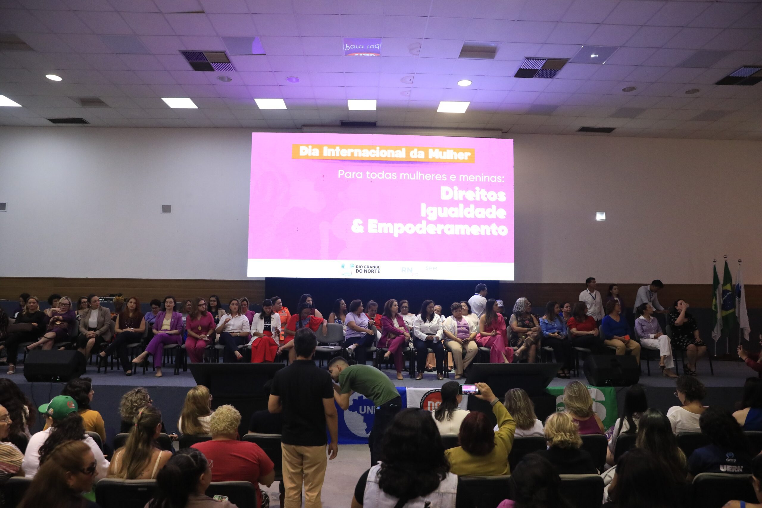 Governadora do RN assina decreto que reserva 5% das vagas em empresas terceirizadas para mulheres vítimas de violência