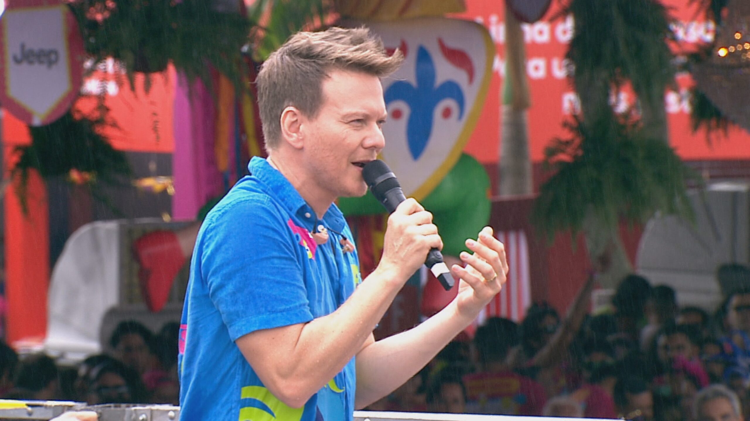Michel Teló mistura frevo e sertanejo no Galo da Madrugada: ‘Voltei, Recife!’