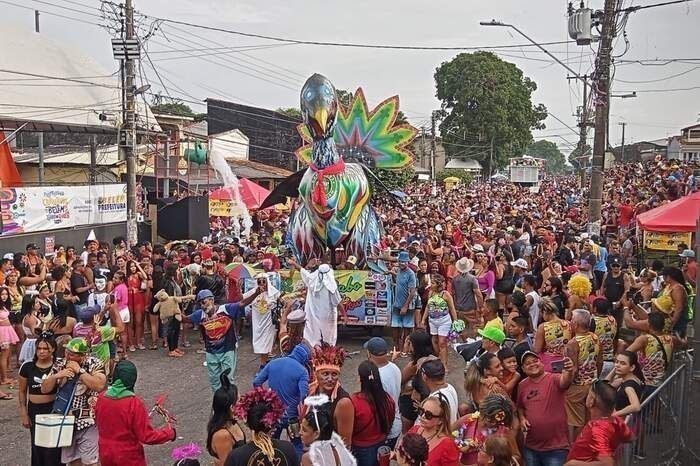 Tradicional Bloco Rabo do Peru sai às ruas de Icoaraci, em Belém, nesta Quarta-Feira de Cinzas, 5