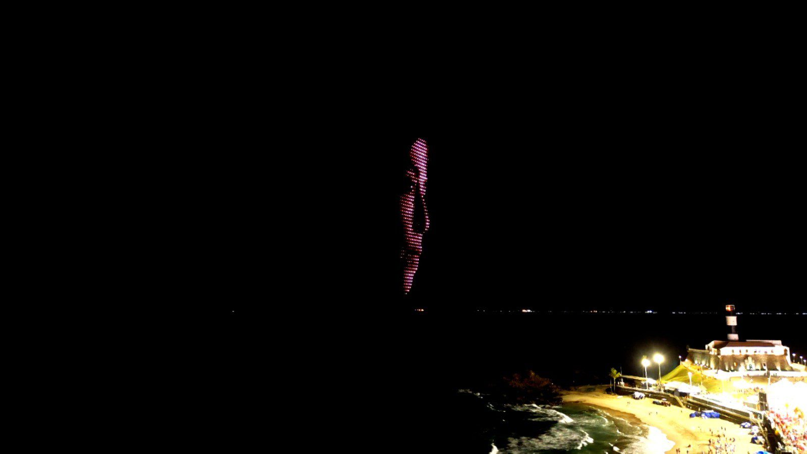 Oscar no Carnaval: drones formam rosto de Fernanda Torres no Farol da Barra