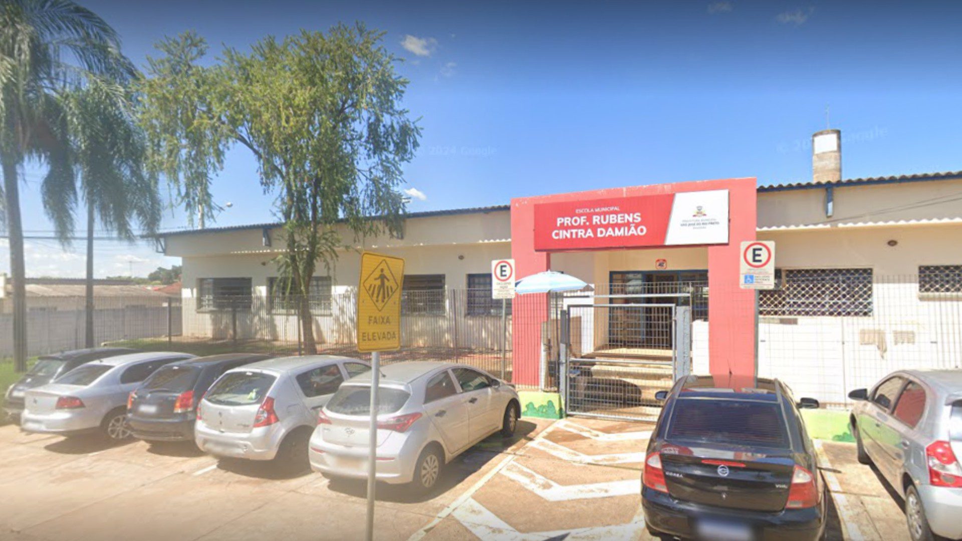 Adolescentes são detidos e jovem preso suspeitos de vender drogas na frente de escola municipal
