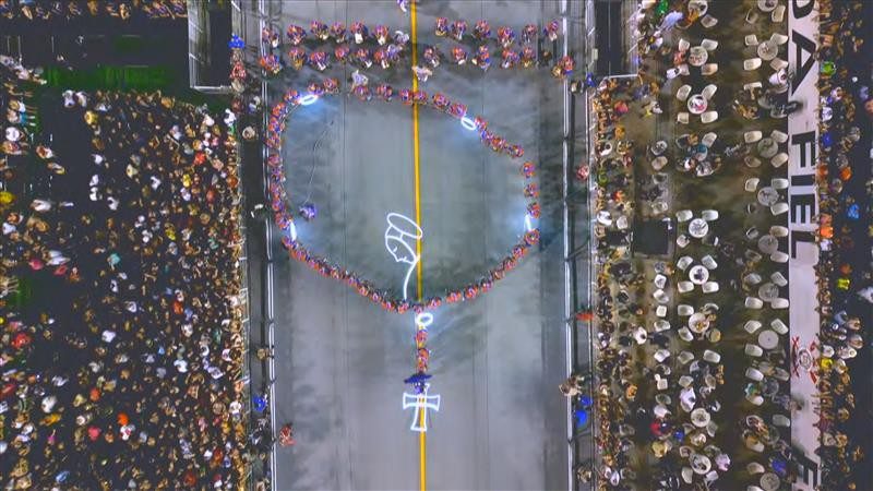 VÍDEO: Integrantes da bateria da Mocidade Alegre formam rosário no Carnaval de São Paulo