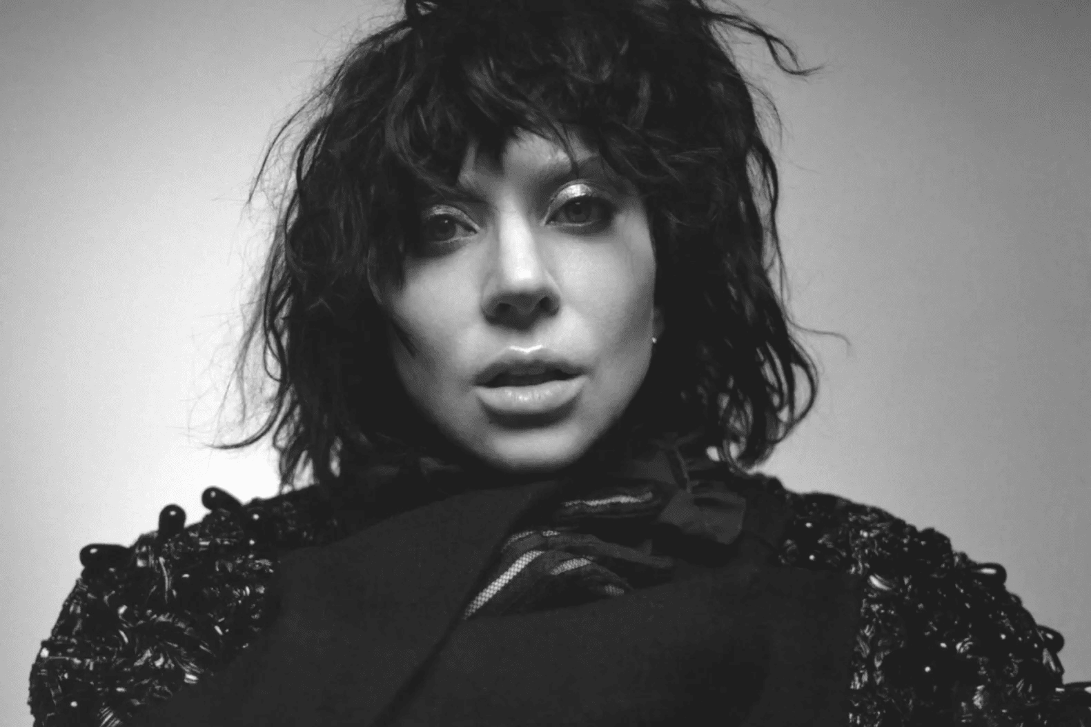 Lady Gaga frustra expectativas em disco com boas referências, mas nostálgico demais