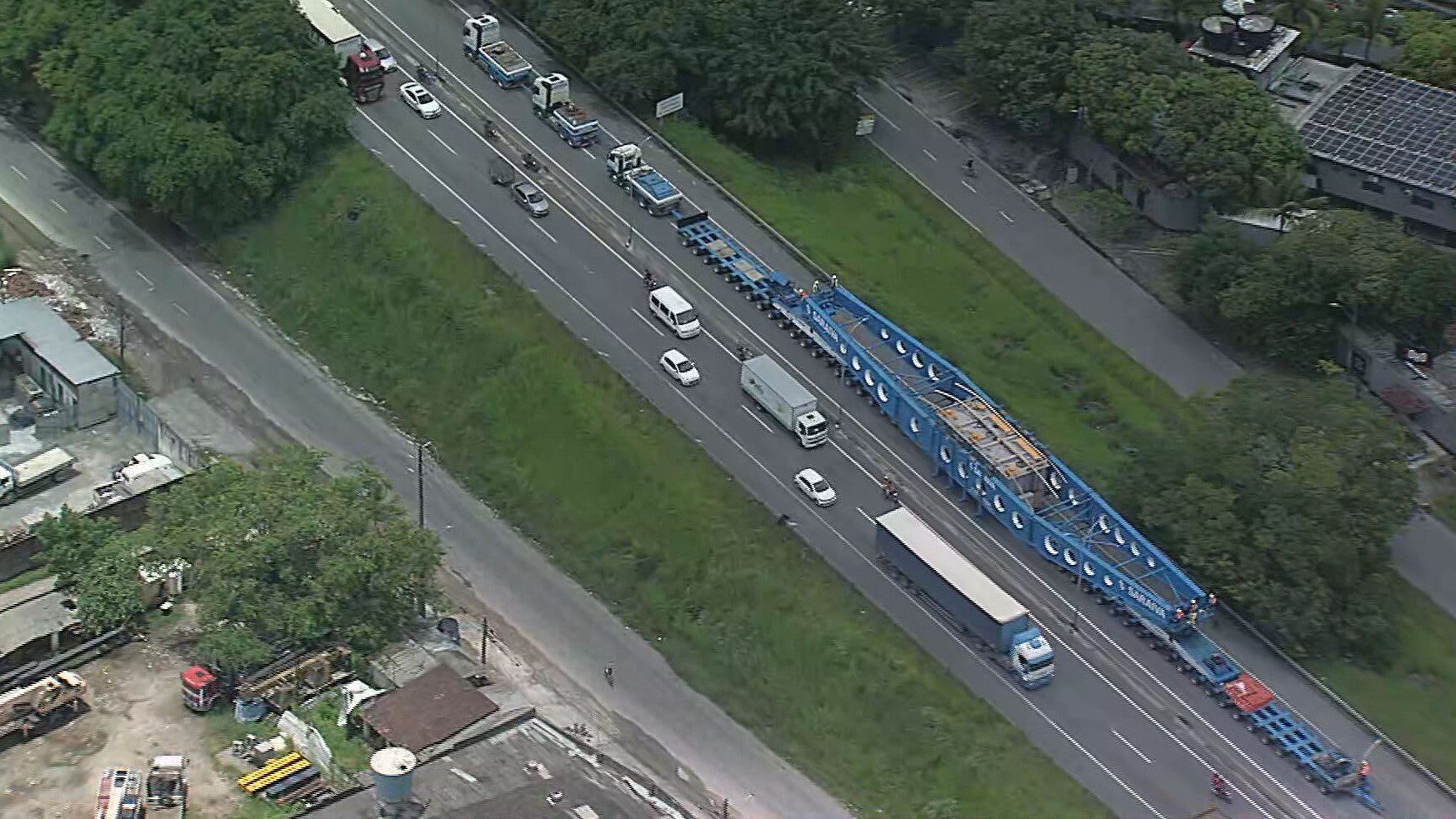 Transporte de transformador interdita BR-101 entre PE e PB, deixa trânsito lento e atrai curiosos para ver equipamento de 250 toneladas