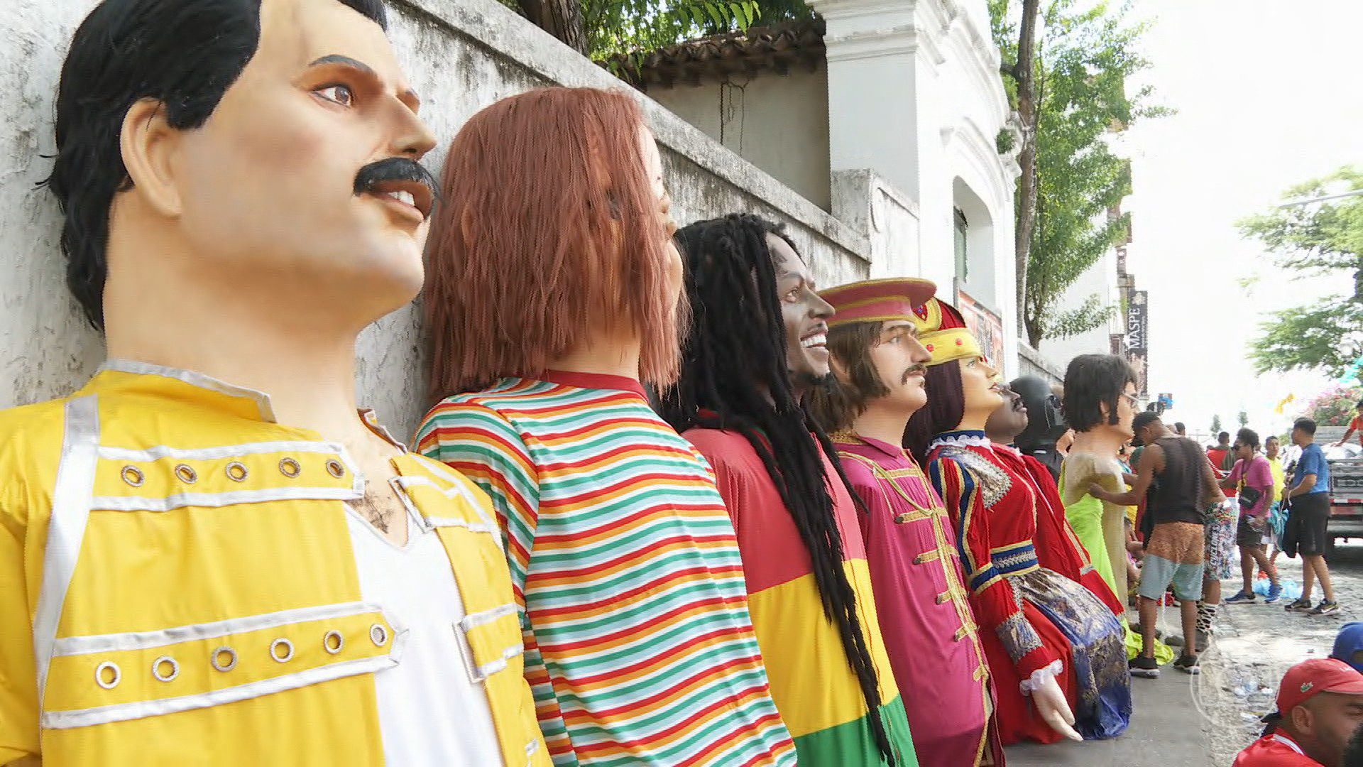 Quiz: você é bom de olho? Faça o teste e tente acertar as personalidades que viraram bonecos gigantes no carnaval