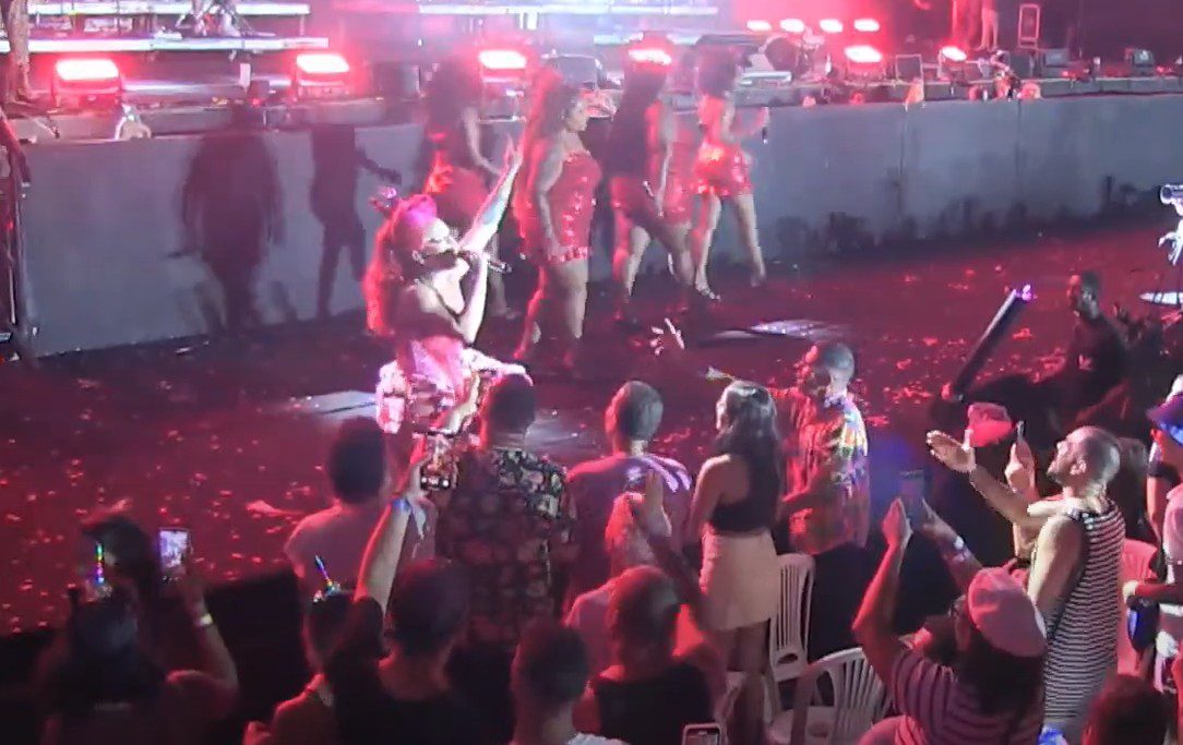 Minutos depois de cantar ‘A Queda’, Gloria Groove se desequilibra e cai de palco no Marco Zero do Recife; VÍDEO