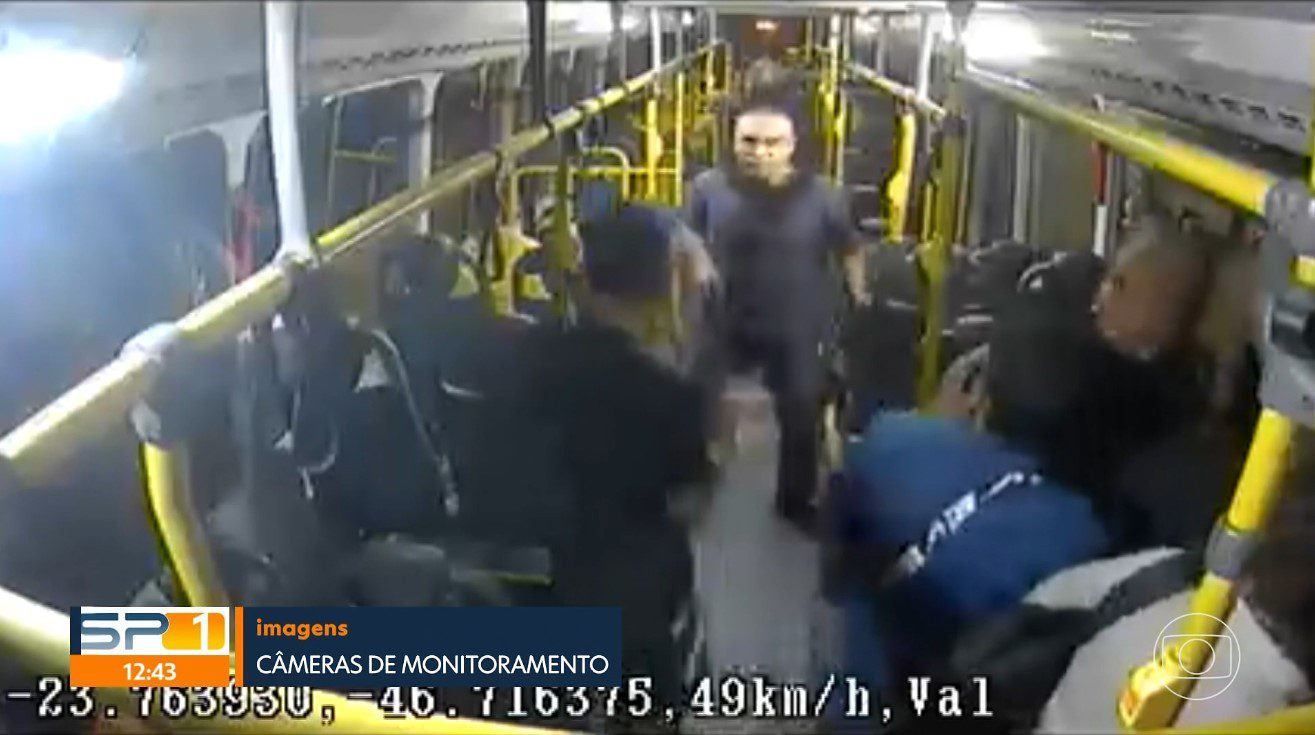 VÍDEO: Homem morre após ser baleado por outro passageiro em briga dentro de ônibus em SP