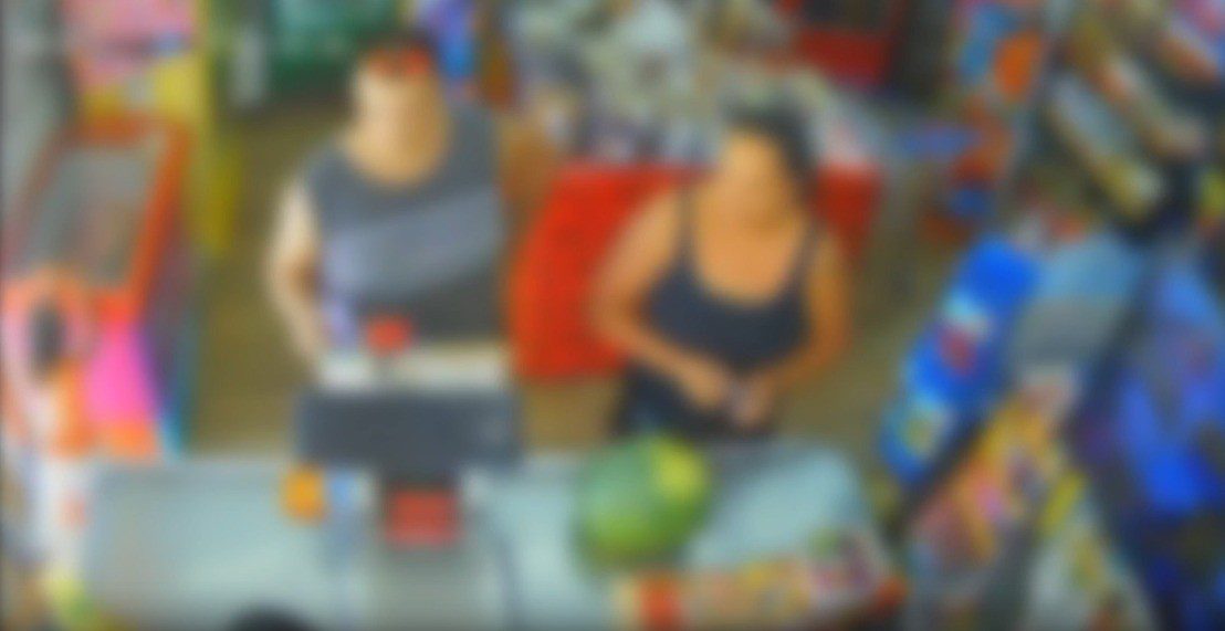 VÍDEO: ‘Casal do crime’ esconde produtos de supermercado embaixo da roupa e compra melancia para disfarçar