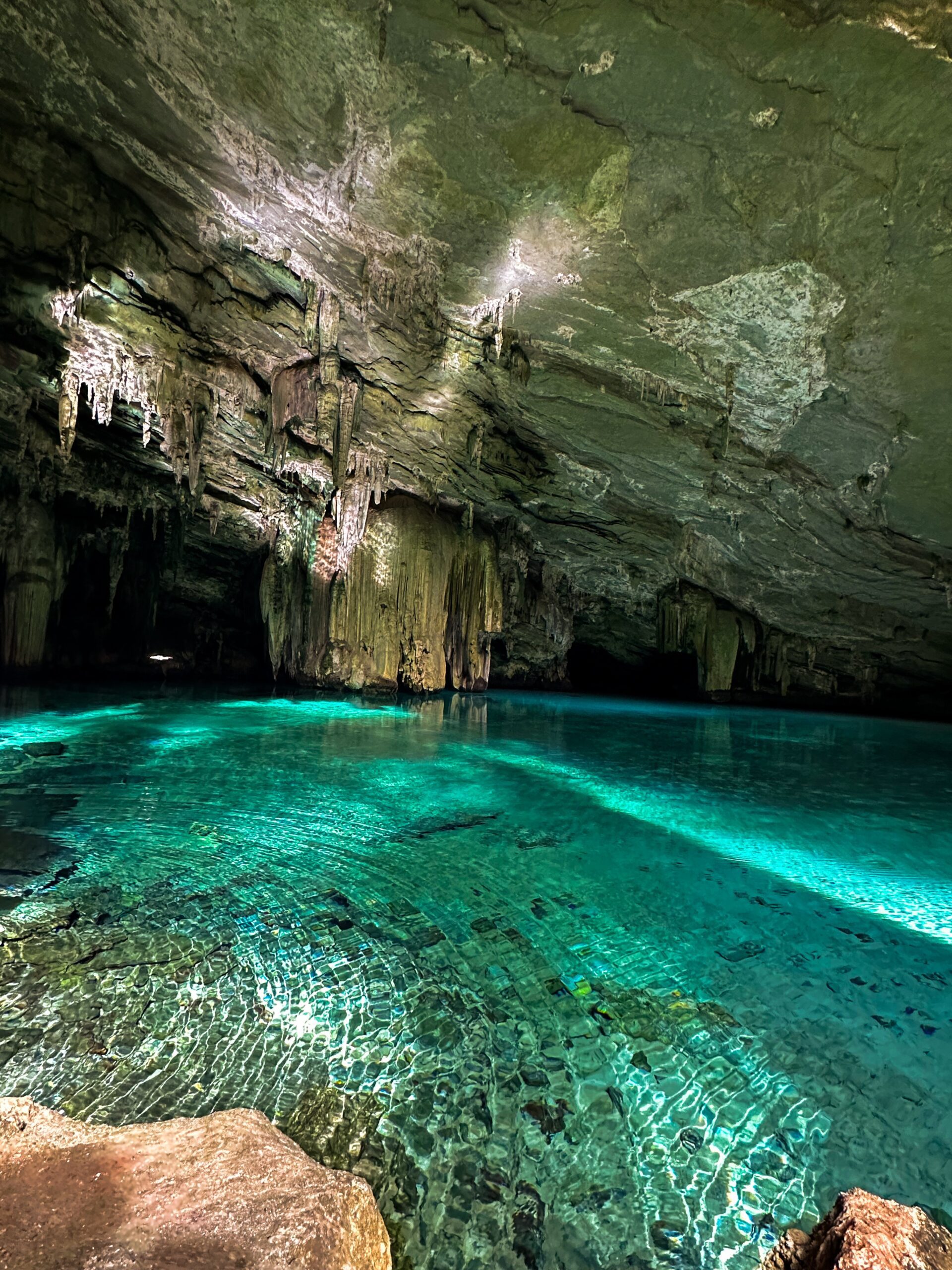 Justiça manda soltar guia e turistas flagrados em gruta paradisíaca interditada em MT