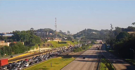 Trânsito nas estradas de São Paulo neste Carnaval: Imigrantes tem 21 km de lentidão e Castello Branco, 17 km