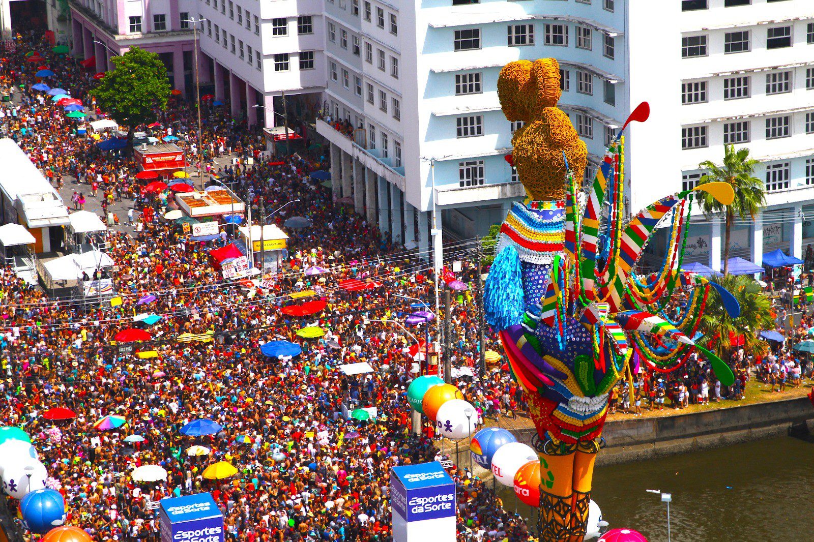Mesmo com chuva, Galo da Madrugada reúne famosos e multidão de foliões no desfile do maior bloco do mundo