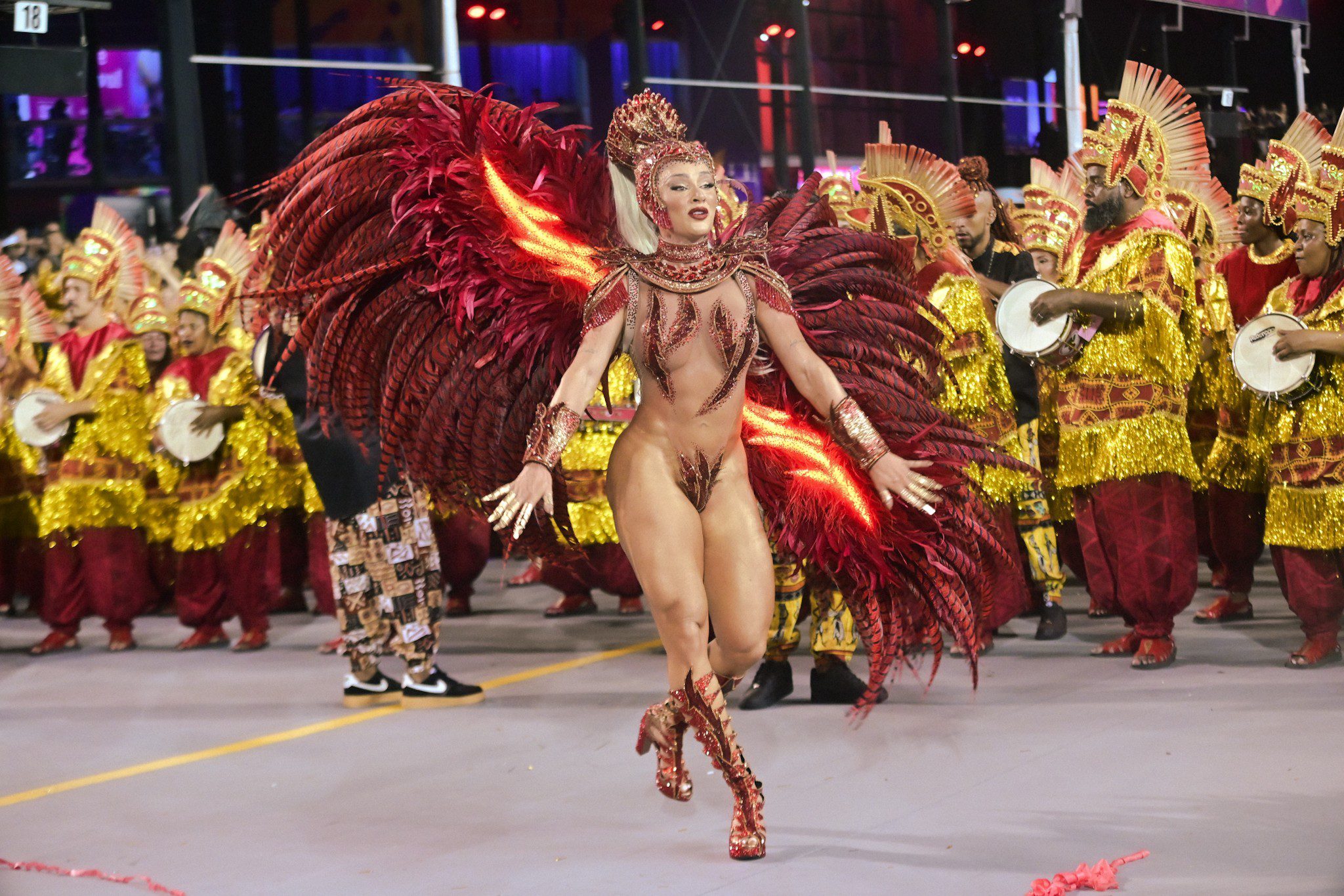 FOTOS: as fantasias majestosas das musas do 1° dia de carnaval em São Paulo