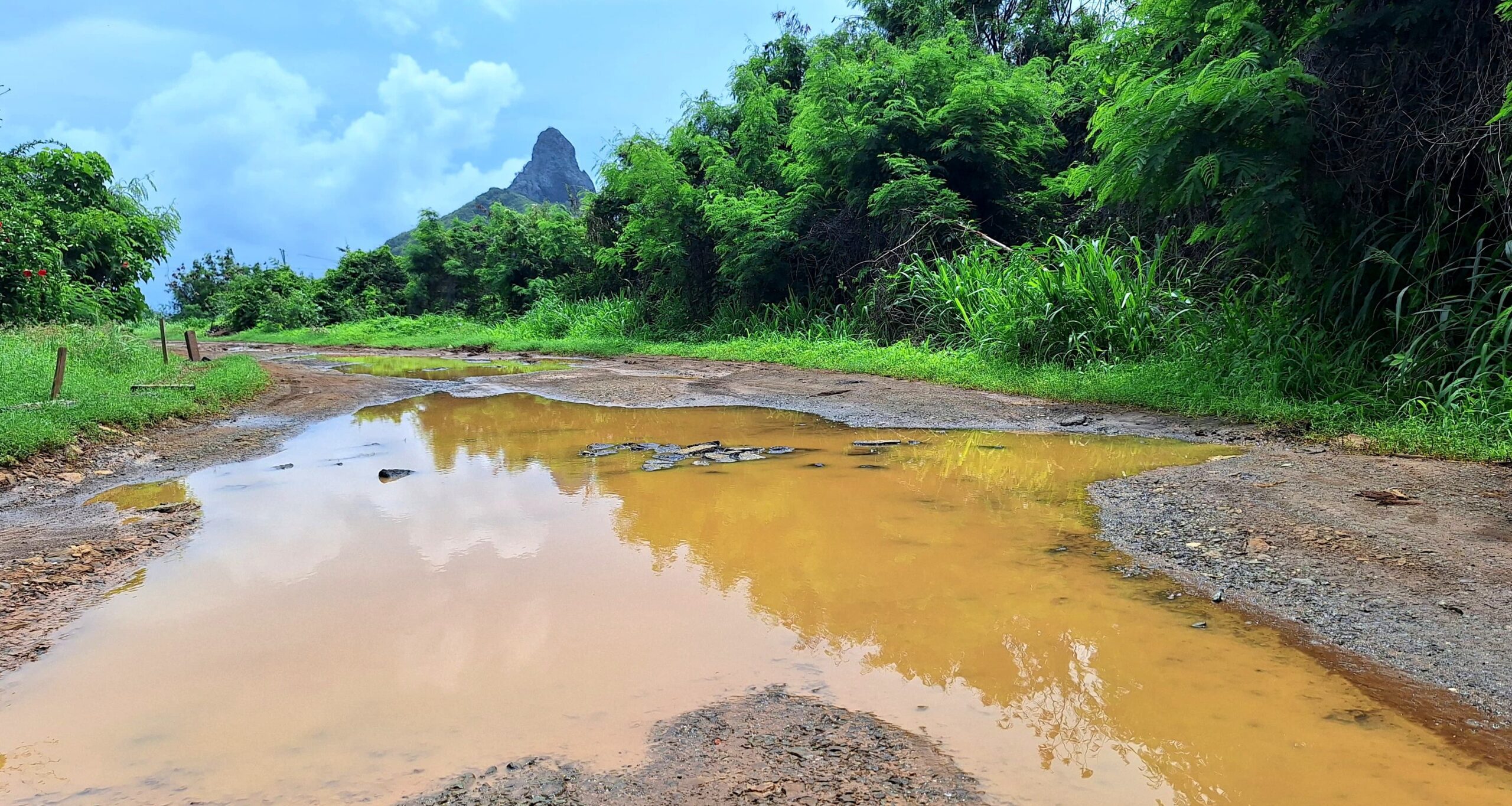 Moradores de Fernando de Noronha denunciam problemas causados por lama nas ruas e casas