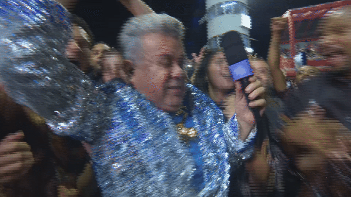 Milton Cunha é ‘engolido’ pelo público após desfile da Gaviões da Fiel; VÍDEO