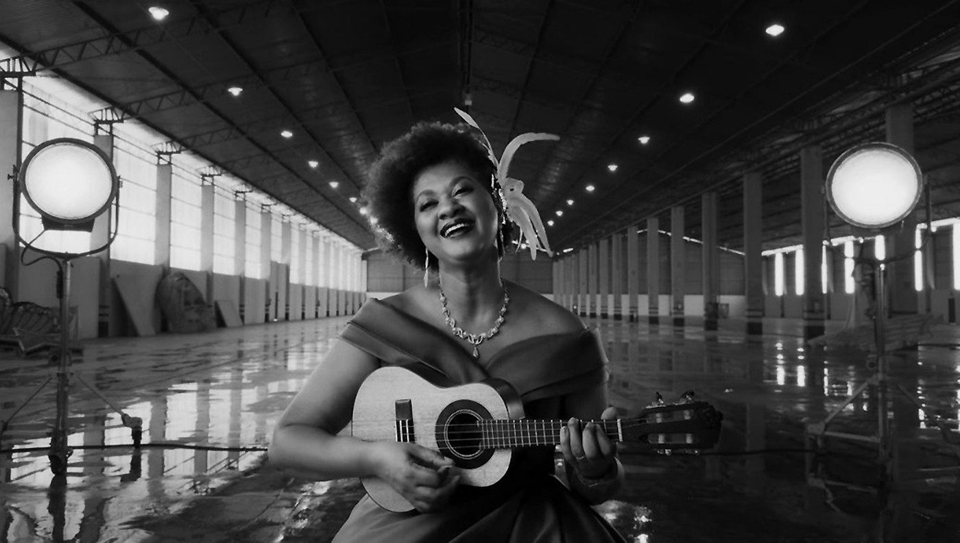 Nilze Carvalho canta ‘Brasil em cena’, samba em que Jair Oliveira celebra o cinema nacional na disputa pelo Oscar