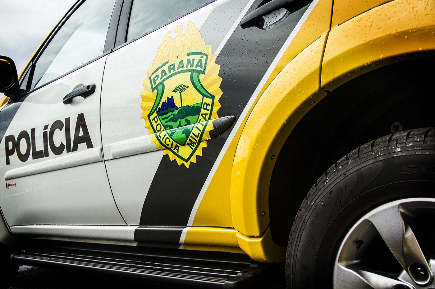 Jovem fica em estado grave após ser arrastada por carro enquanto segurava filha de 2 anos no colo; companheiro é o principal suspeito, diz polícia