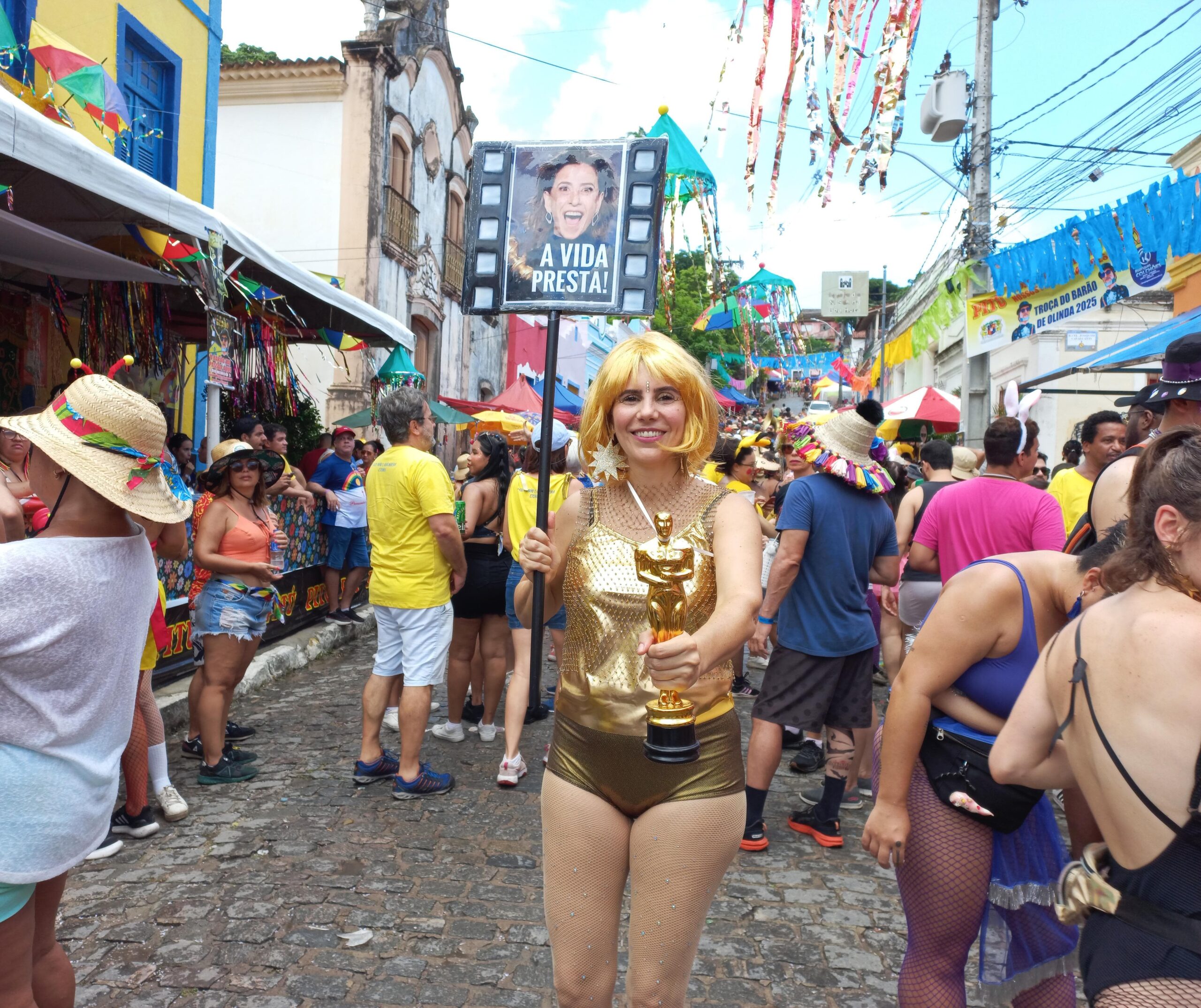 Foliona celebra aniversário vestida de Oscar em Olinda e pede vitória de Fernanda Torres como presente