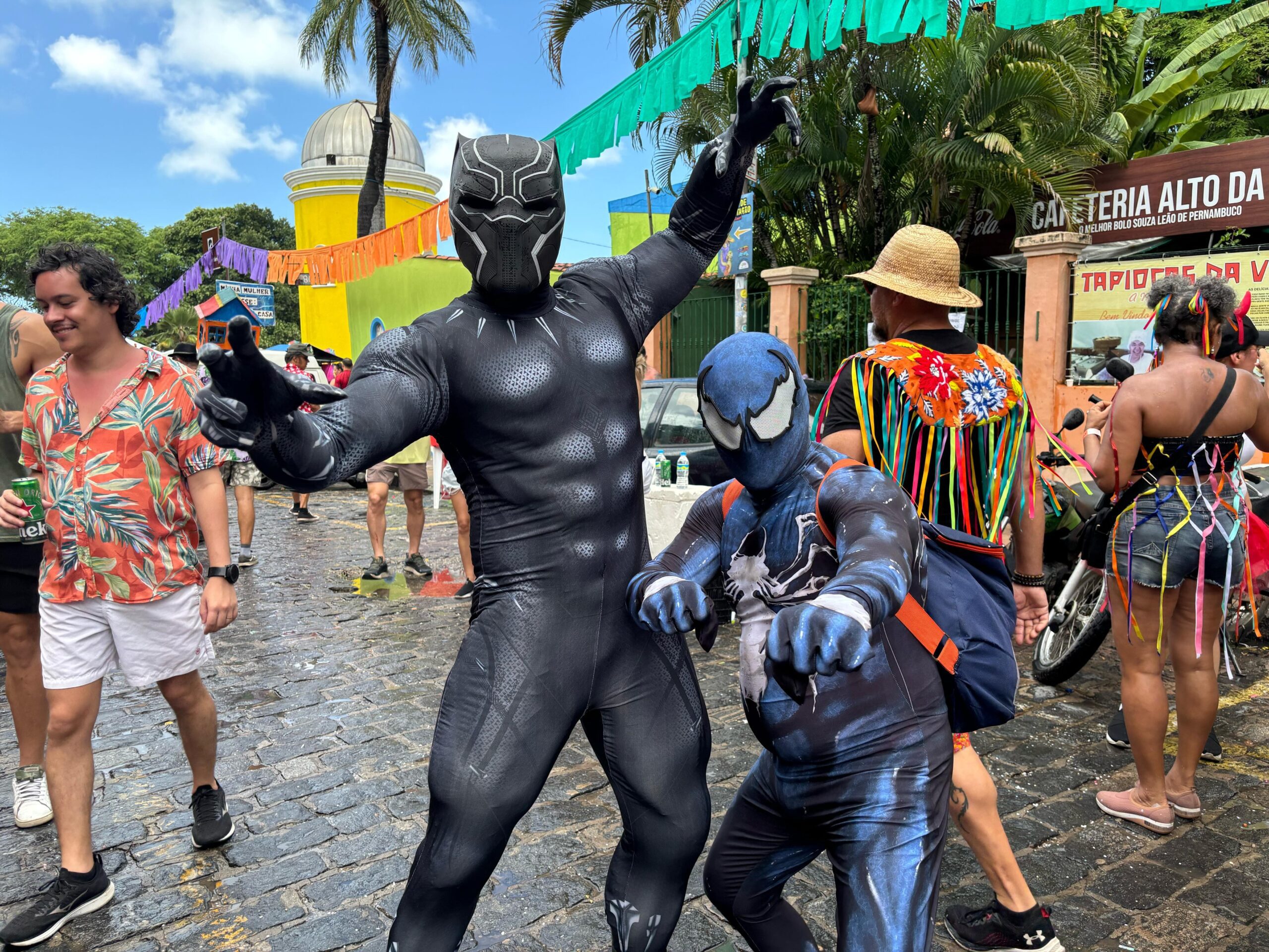 Super-heróis dão pausa em combates para brincar carnaval em Olinda