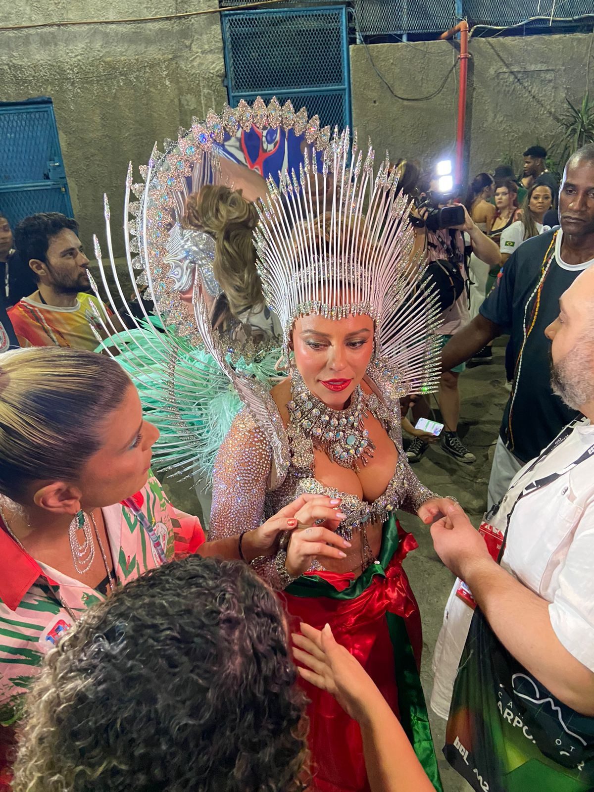 Paolla Oliveira vem de ‘Lua Encantada’ em seu último desfile como rainha de bateria da Grande Rio