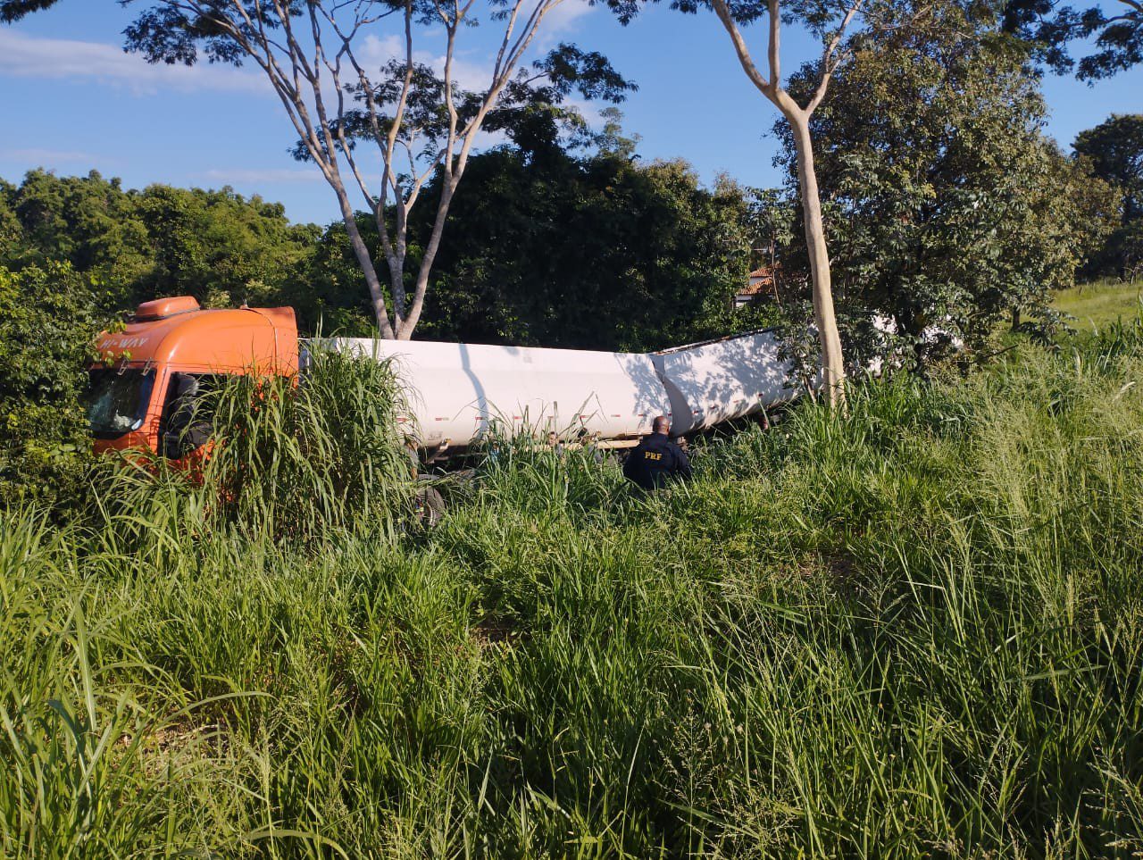 Caminhoneiro que dirigia carreta com placa de motocicleta é detido após acidente na BR-153