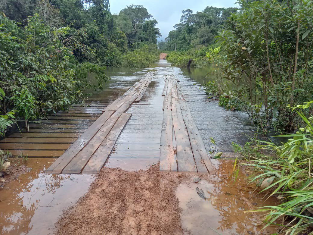 Rio transborda e cobre ponte em Porto Velho