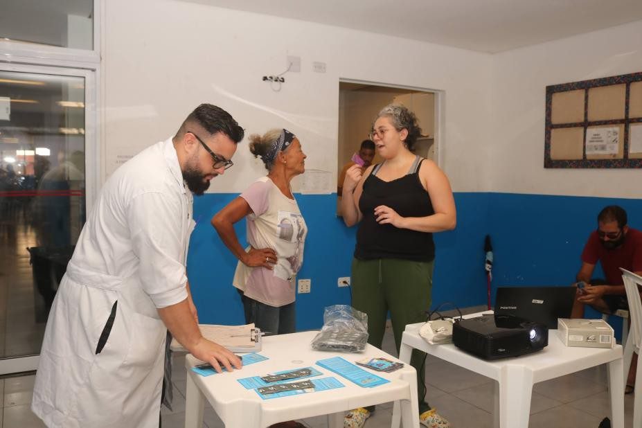 Pessoas em situação de rua recebem orientações sobre ISTs em Santos, SP; entenda