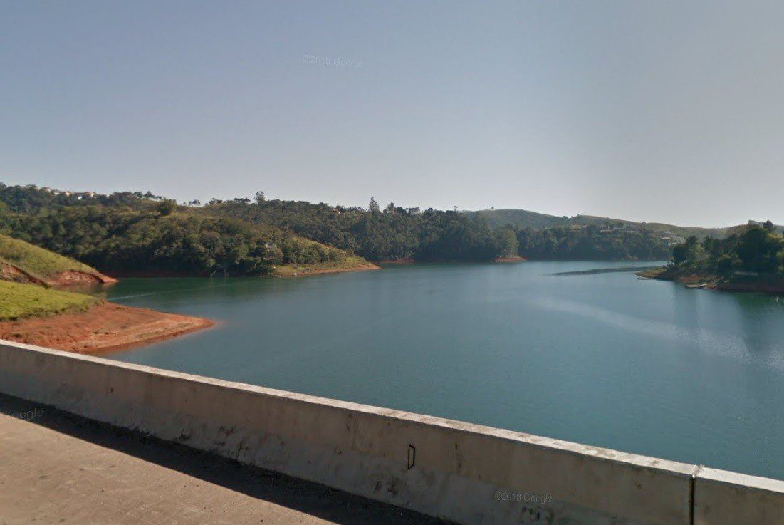 Turista de 33 anos morre afogado após mergulhar na represa de Igaratá, SP