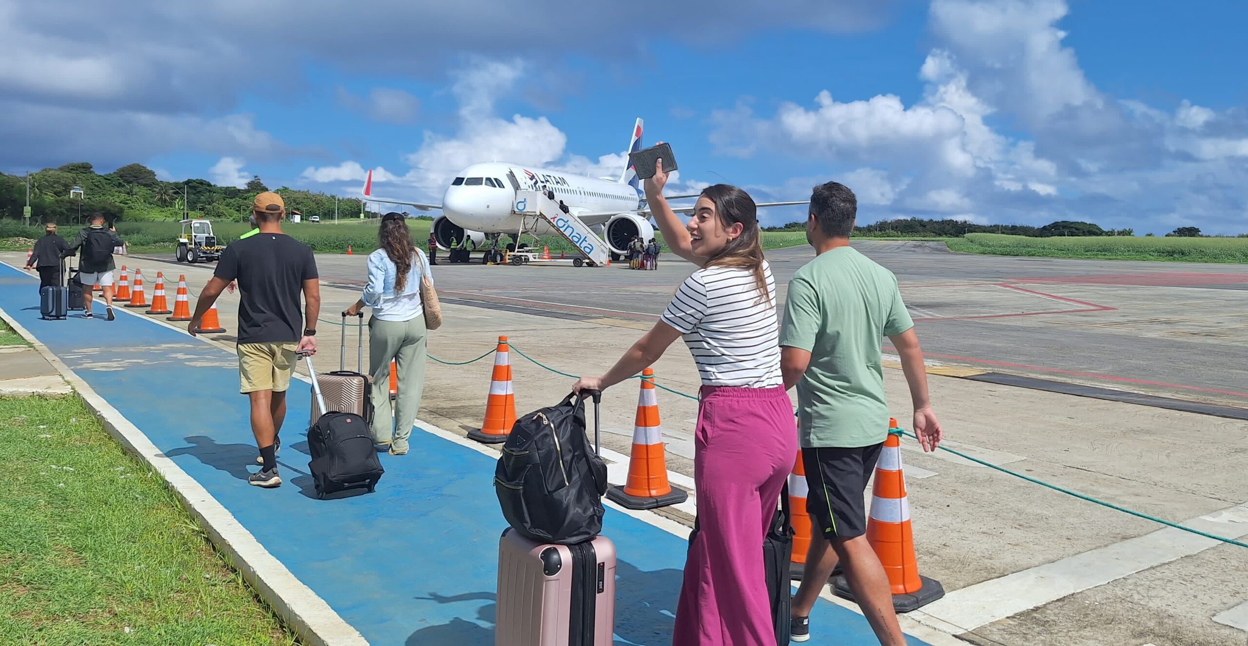 Segundo voo da Latam transporta 173 passageiros da Voepass retidos em Fernando de Noronha para o Recife