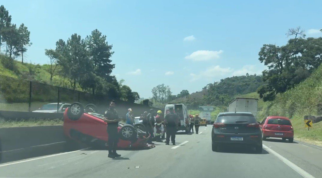 Carro capota e causa tráfego intenso na Dutra, em Arujá