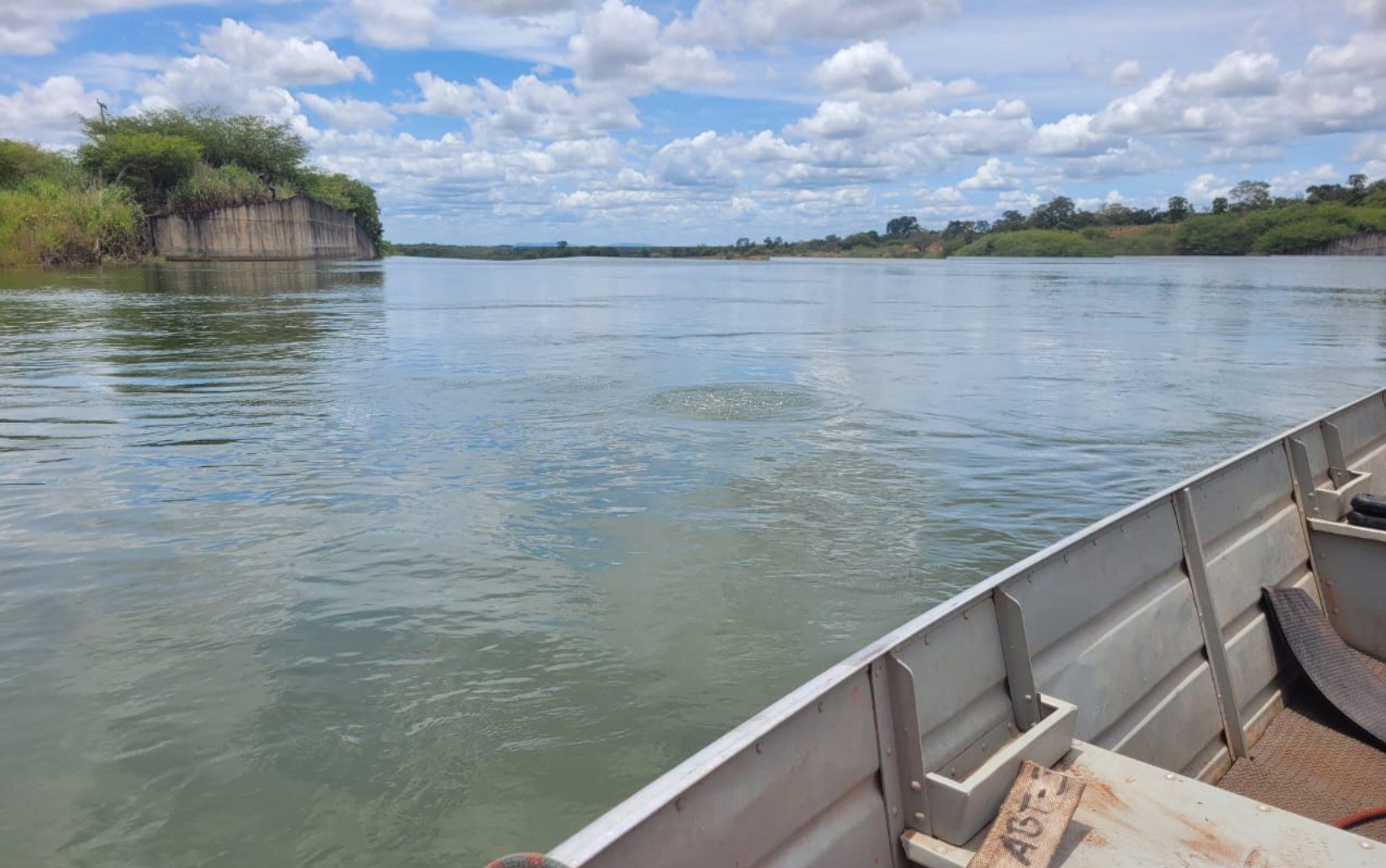 Adolescente morre afogado ao tentar salvar irmão em barragem de rio, dizem bombeiros
