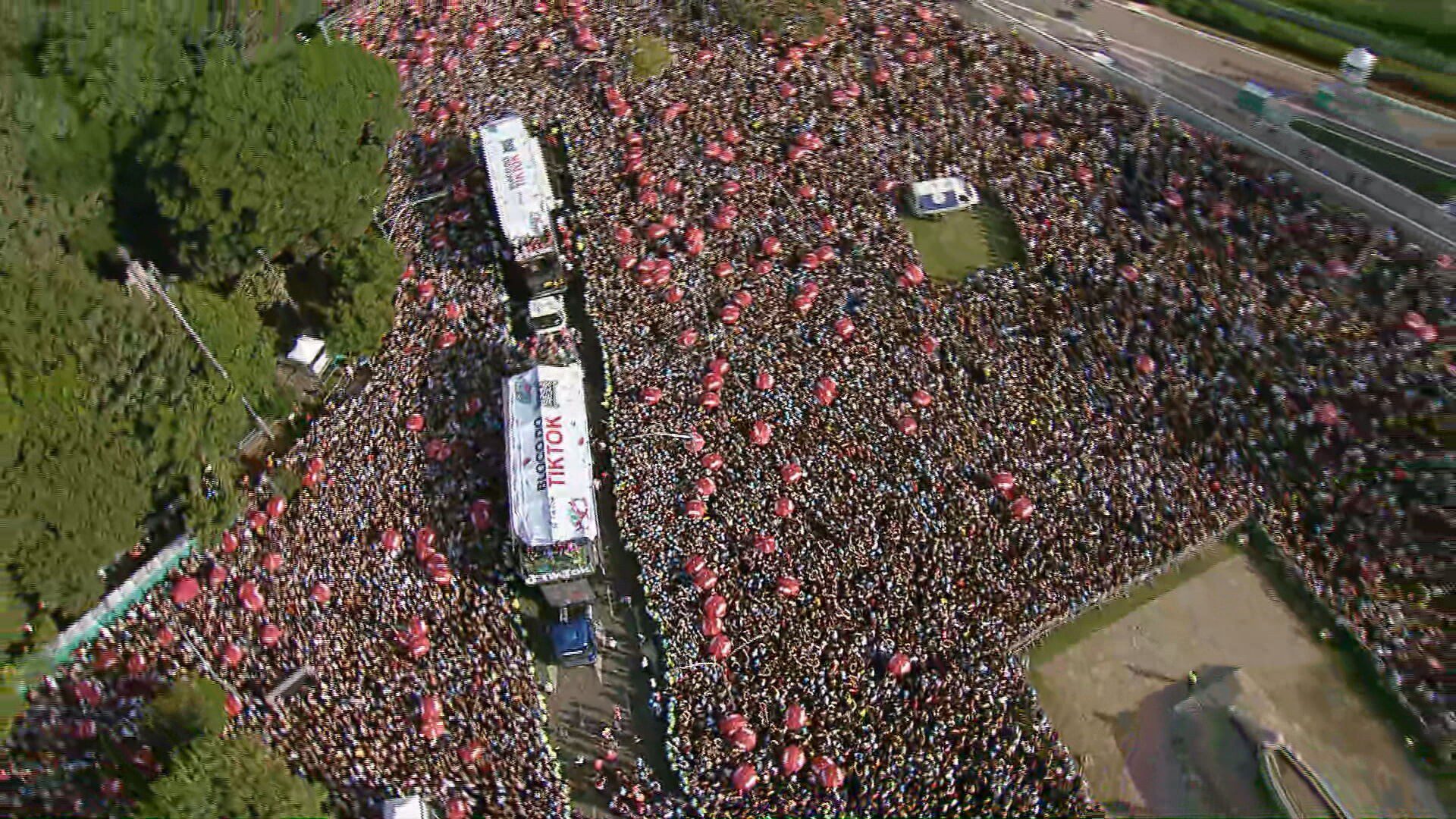 Formigueiro no Ibirapuera: bloco Agrada Gregos reúne multidão ao som de Daniela Mercury; veja vídeo