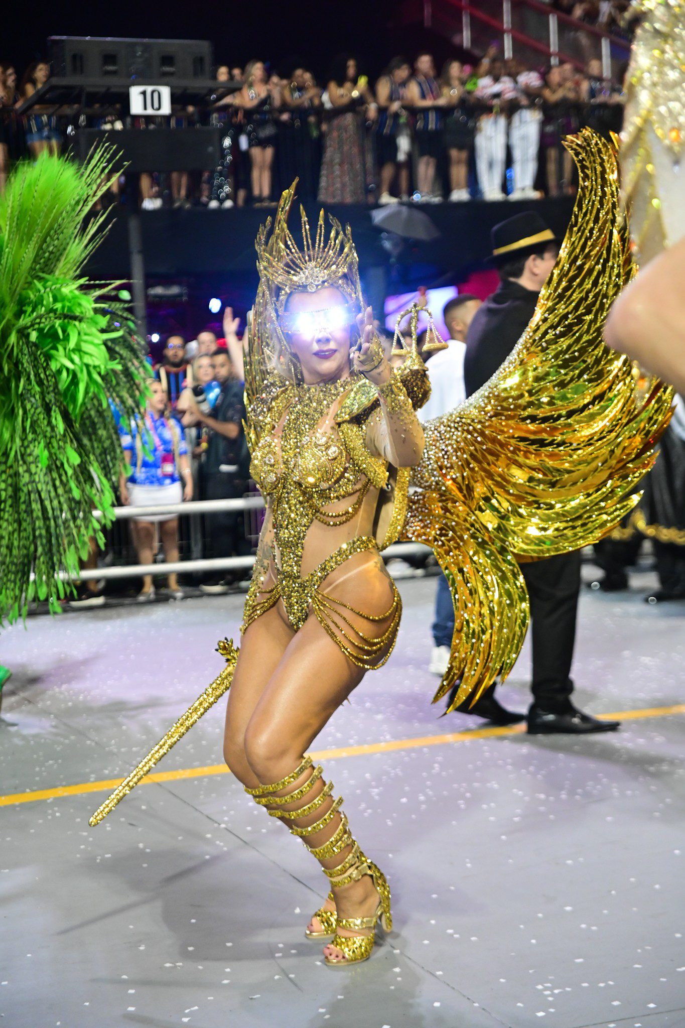 Rainha de bateria da Acadêmicos do Tatuapé, Muriel Quixaba desfila com óculos ‘diferentões’; VÍDEO