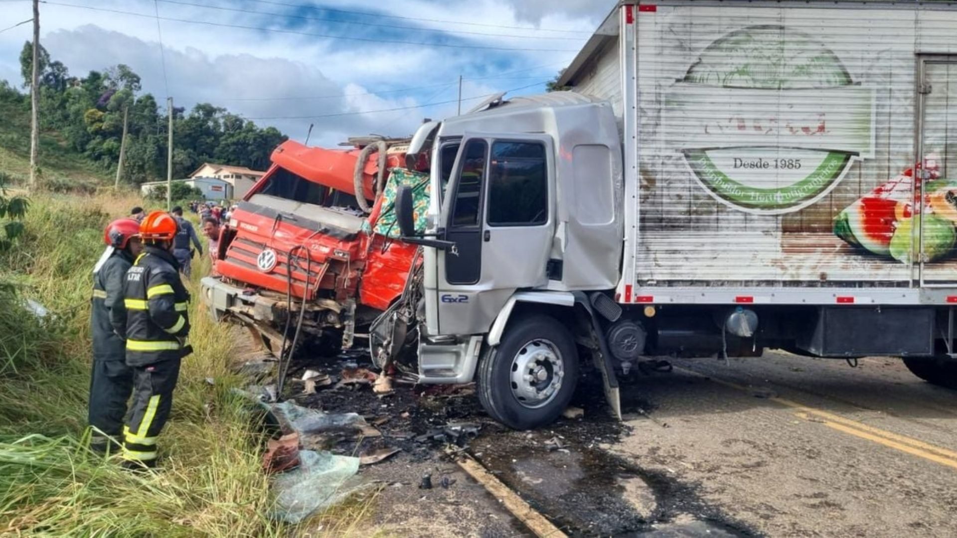 Motorista morre em acidente entre dois caminhões no ES