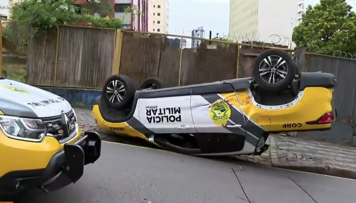 Vídeo mostra viatura da PM com giroflex ligado e sinal verde para o outro carro antes de acidente que resultou em capotamento em Curitiba