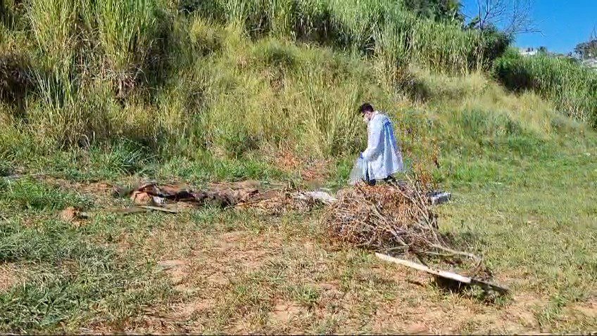 Corpo é encontrado escondido debaixo de colchão em terreno baldio no interior de SP