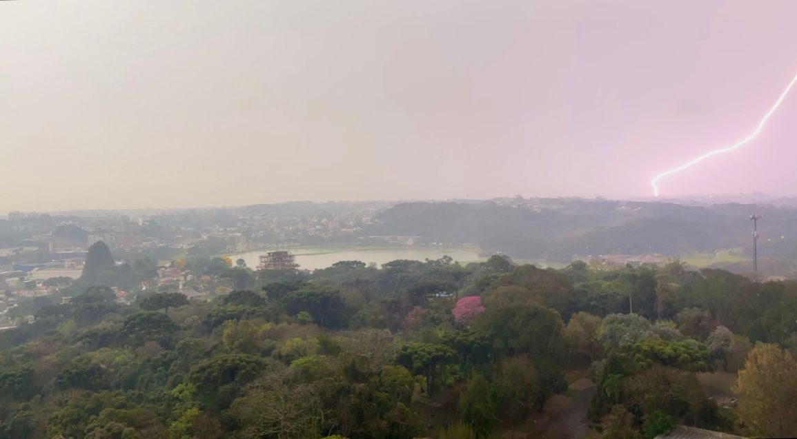 Mais de 40 cidades do Paraná têm alerta de chuvas intensas com ventos de até 100 km/h, diz Inmet; veja quais